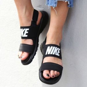 nike tanjun sandals on feet